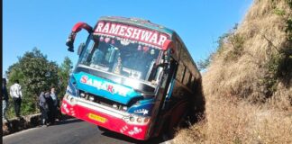 आंबेनळी घाट बस अपघात (Ambenali Ghat Bus Accident): शालेय सहलीच्या बसचा मोठा अनर्थ टळला, वाहतूक कोंडीमुळे गैरसोय