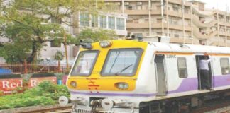 पनवेलमध्ये खळबळ! धावत्या लोकलमधून विद्यार्थिनीला फेकले; काय घडले नक्की? (Railway Safety)